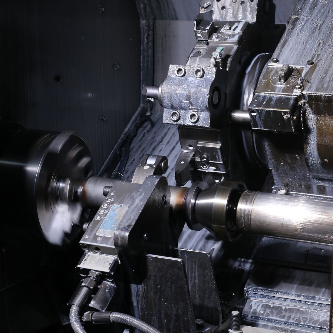 Turning a long component with tailstock support