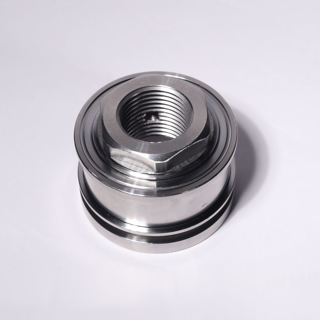 Grooved piston, threaded bore